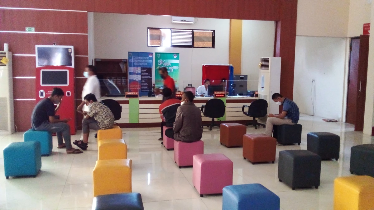 Warga berinteraksi di loket Mal Pelayanan Publik pemerintahan daerah Indonesia